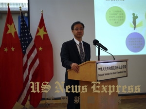 驻洛杉矶总领馆教育参赞袁东介绍情况。 庞可阳摄