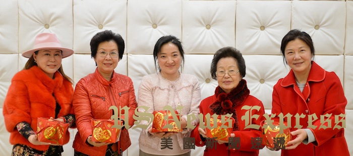 美国华人妇女联合会赠送新年礼包
