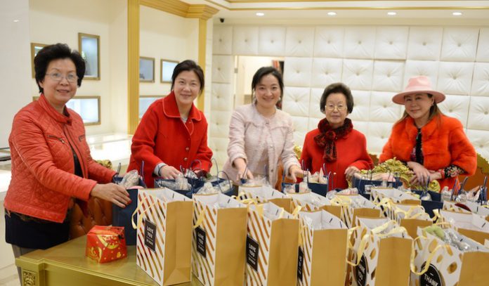 妇女会 美国华人妇女联合会赠送新年礼包