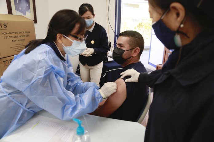 注射疫苗 COVID 19