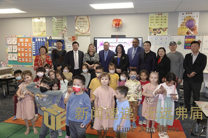 《小神农识药记》 科普漫画书籍走进美国小学 肖博摄