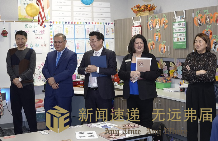 《小神农识药记》 科普漫画书籍走进美国小学 肖博摄