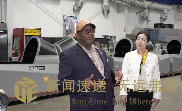 NBA球星格伦 罗宾逊三世(左)【新闻速递】通讯社总裁刘茁(右)肖博摄