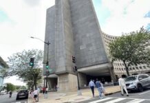 美股8月顺利收官:标普500连涨四月 9月降息前景仍牵动人心